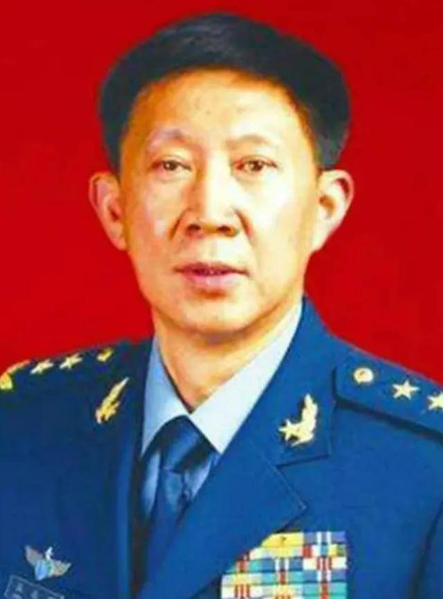 他是杨成武将军之子,担任过7年空军副司令,岳父是国防部原部长