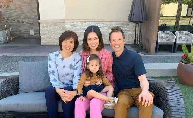 郎平和家人在洛杉矶欢度元旦,72岁丈夫甜蜜陪伴,女儿形影不离