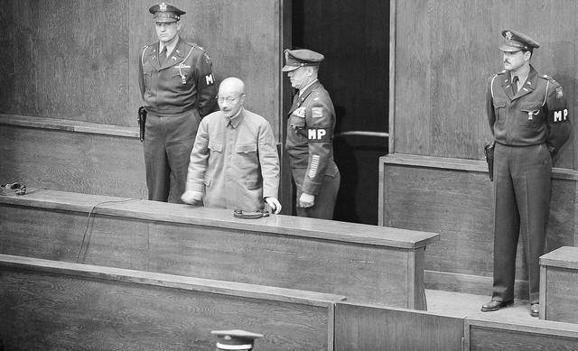 侵华战犯东条英机处决现场,上绞刑架时吓到腿软,足足挣扎12分钟