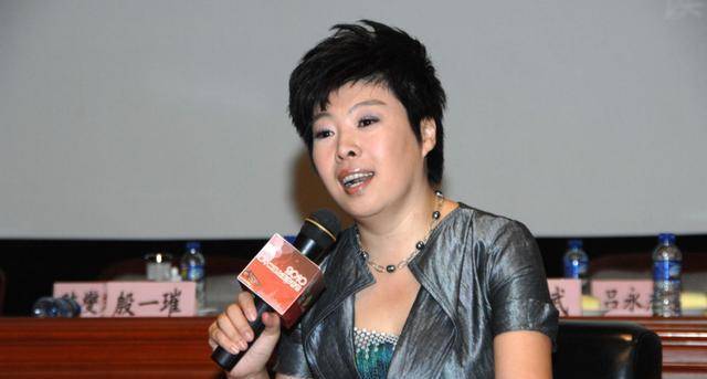 从国学大师到文化骗子,被北大学生轰下台的于丹,到底做错了什么