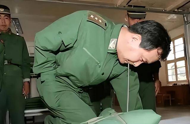 独臂将军,割断自己右臂别在腰间回国,左手敬礼感动国人_丁晓兵_手臂