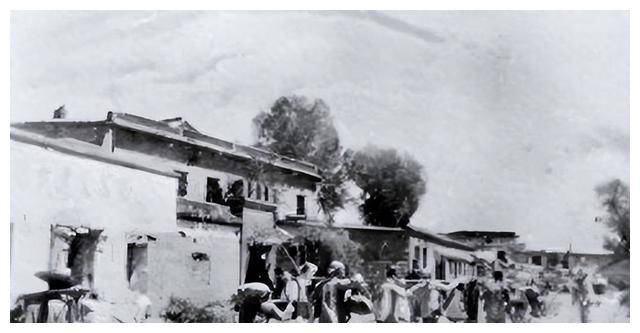 在这场战役中,敌军两个师被迫退守至中街村,该村凭借其险要的地形