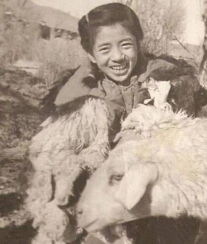 母亲陈芝秀带着常沙娜,还有年幼的弟弟常嘉陵来到敦煌,此时父亲常书鸿