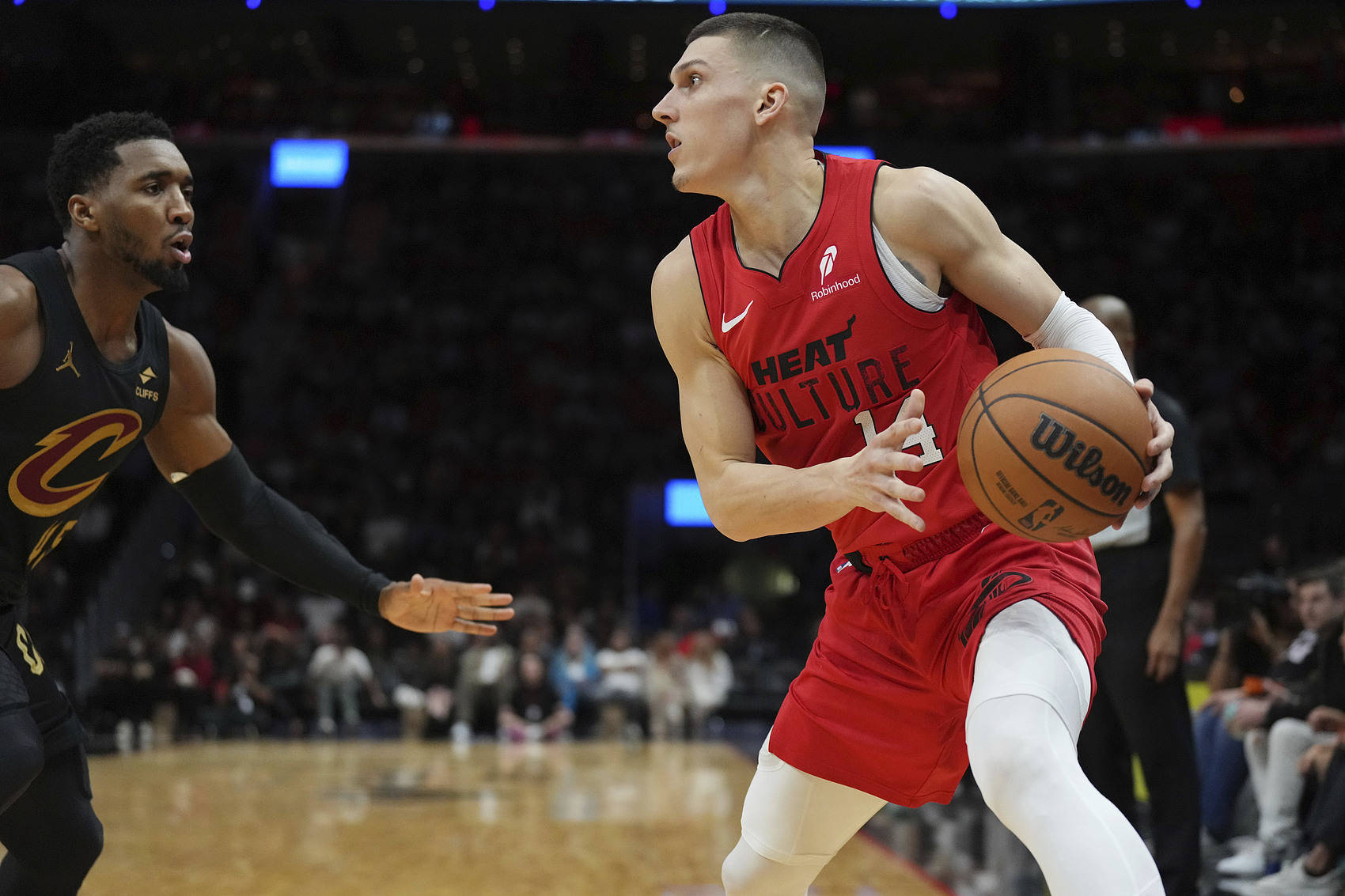 希罗34+7加兰23分 巴特勒18+5热火胜骑士取3连胜_篮板_NBA
