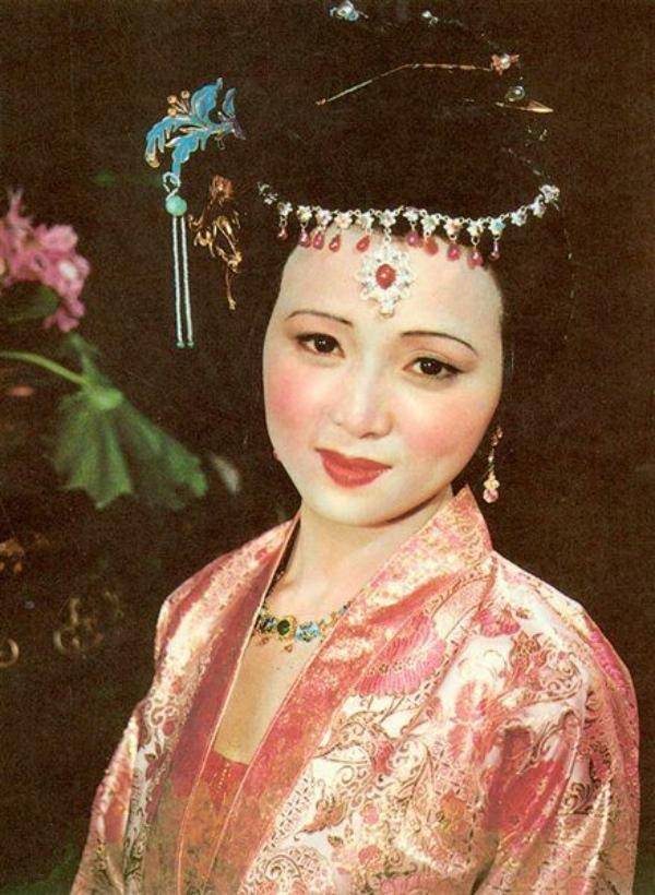 《红楼梦》里孤女出身家境又不好的秦可卿为何能成为贾蓉的元配?