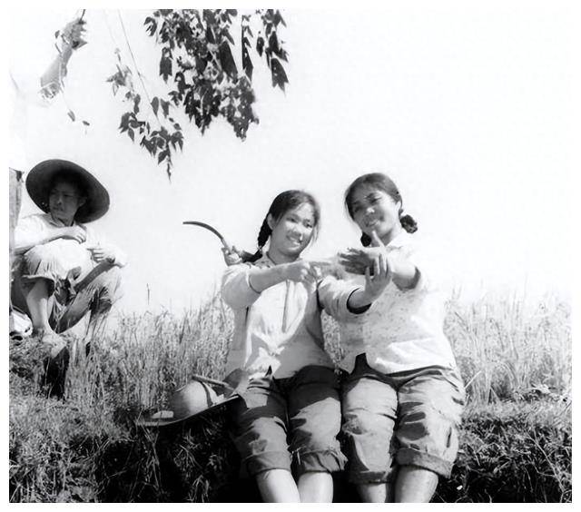 70年代女知青下乡旧照，最后一张照片，颜值秒杀当今很多女明星_生活_农村_史意