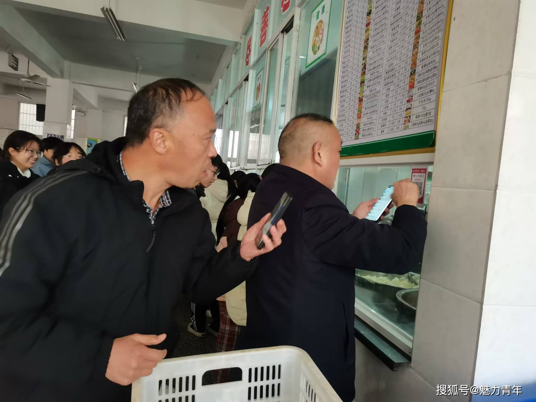 领导陪餐 以责相伴——西坪镇党委书记深入学校陪餐 筑牢食品安全