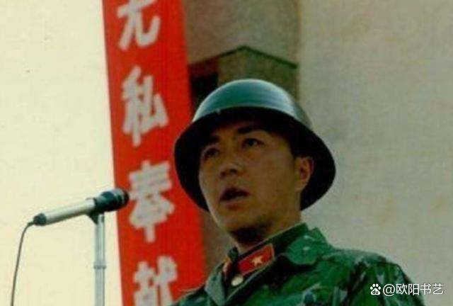 1987老山,秦天团长一张罕见留影,威风凛凛,其父是秦基伟中将_父亲_照片_军队