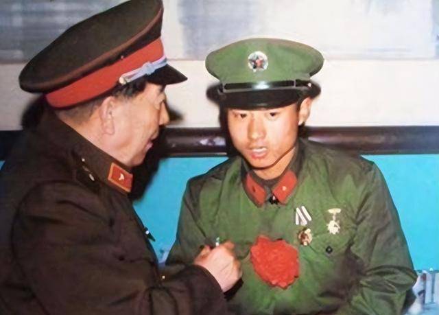 1987老山,秦天团长一张罕见留影,威风凛凛,其父是秦基伟中将_父亲_照片_军队