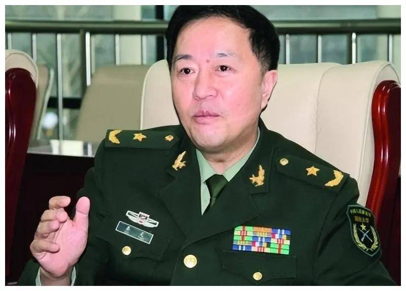老照片:秦基伟之子在老山前线的留影,不愧是将门后代,一点不含糊