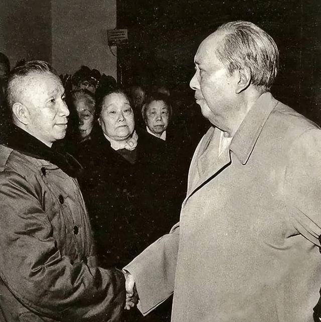 粟裕临终前将手枪放毛主席照片旁，楚青：他下辈子还想当主席的兵_将军_华东野战军_中央