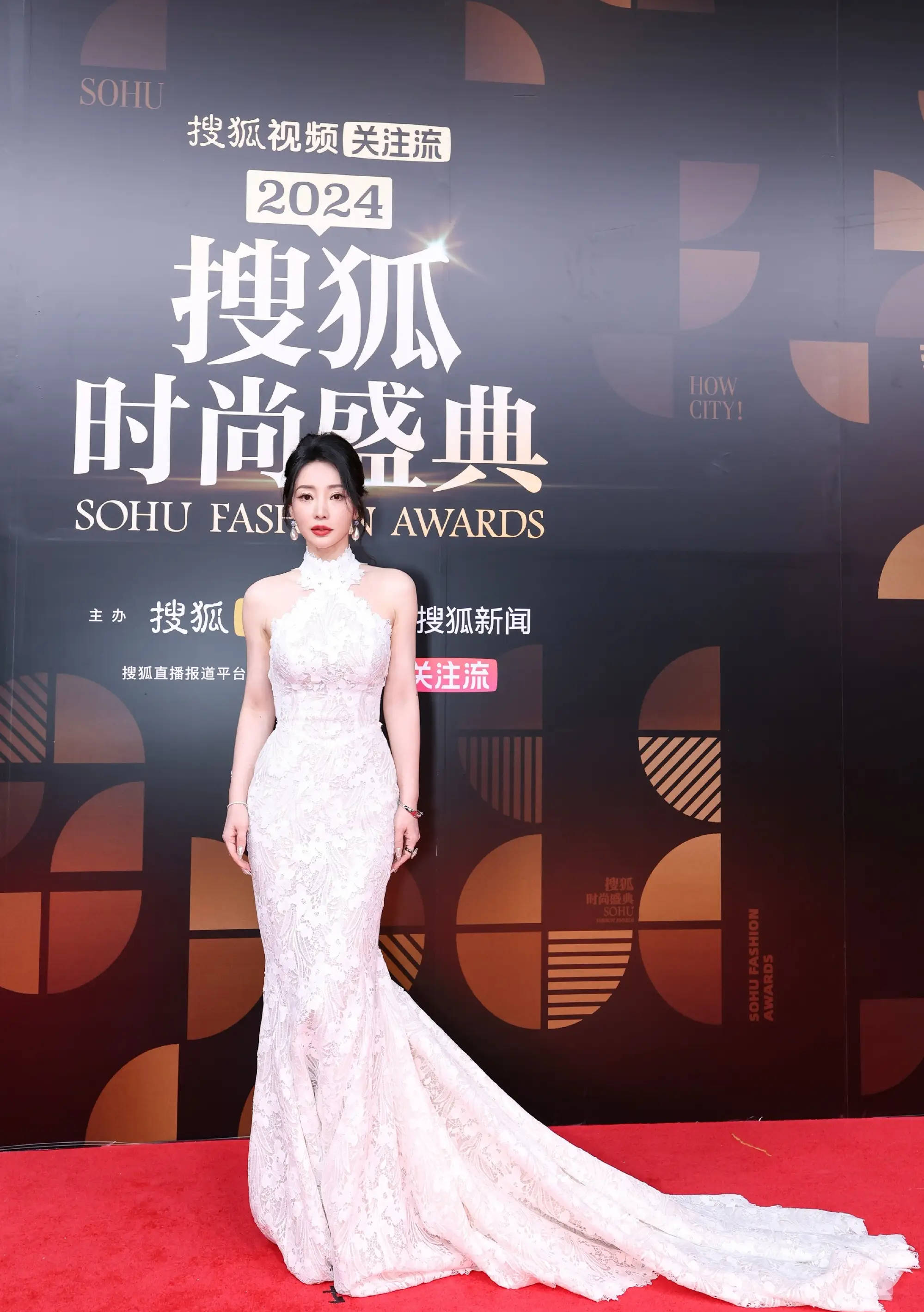 柳岩搜狐红毯上谈及子宫肌瘤手术 呼吁女性关注自身健康