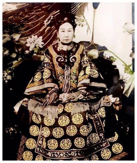 清末,陕西女首富周莹的画像,她五官大气,透着一股不服输的劲头