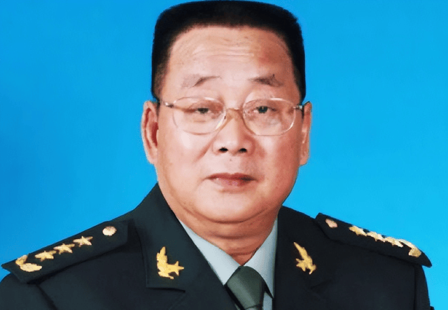 他担任了十年总后勤部部长,53岁授中将,60岁升上将,弟弟是少将