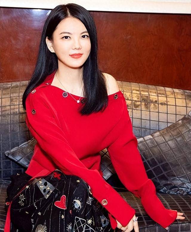 退出节目后,李湘专注发展工作室,签约多名艺人,并投资拍摄电视