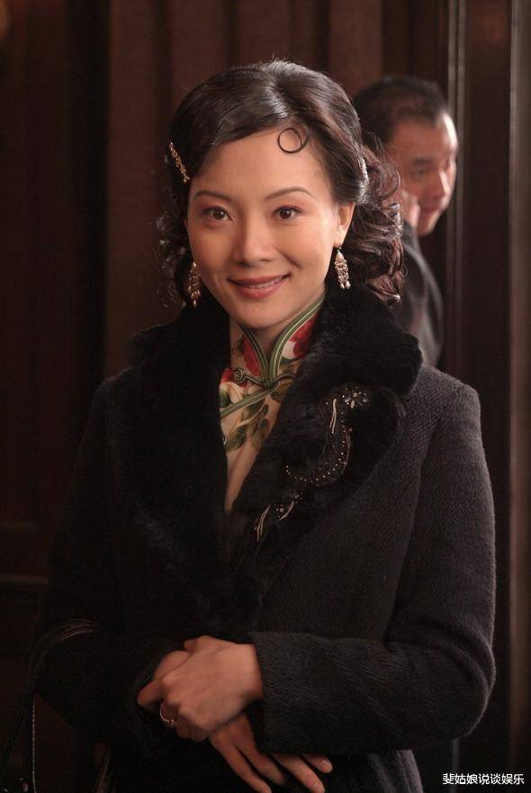 陈数在《新上海滩》中饰演了方艳云一角,她身着旗袍,美丽动人.