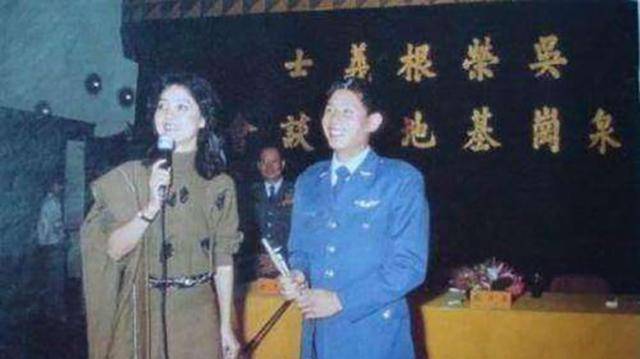 1982年此人驾机叛逃，其五千两黄金遭骗光，现在生活落迫希望回国_吴荣根_刘积顺_钱财