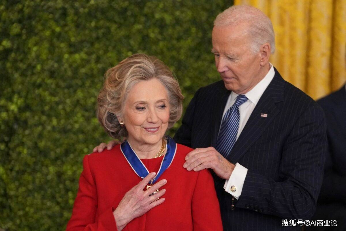 拜登为希拉里、梅西、索罗斯等19人颁发了美国最高平民荣誉“总统自由勋章”！引发关注！_搜狐网