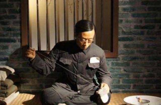 末代皇帝溥仪,晚年回忆童年生活伤心不已,饿了只能偷喂鱼馒头吃