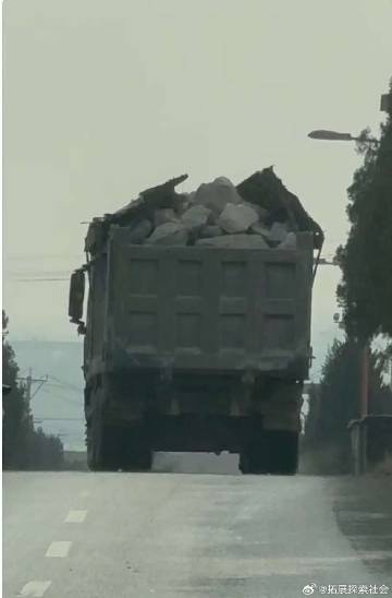 山东新泰山体治理还是盗采矿产?蒙阴违法车辆运输畅通无阻?(图2)