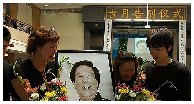 古月追悼会:挽联长达6米,女儿亲吻遗像,300名广州市民自发送行_叶剑英_毛主席_照片