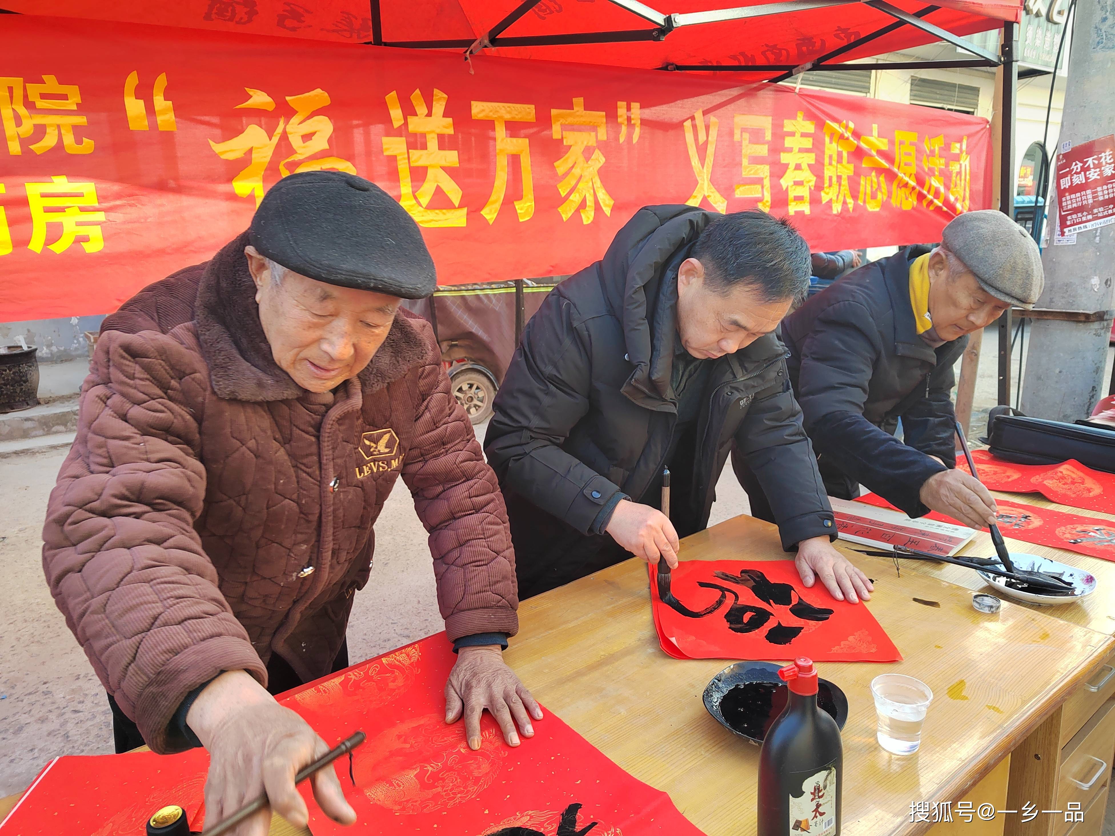 宁陵县张弓镇:义写春联送祝福,墨香四溢迎新春