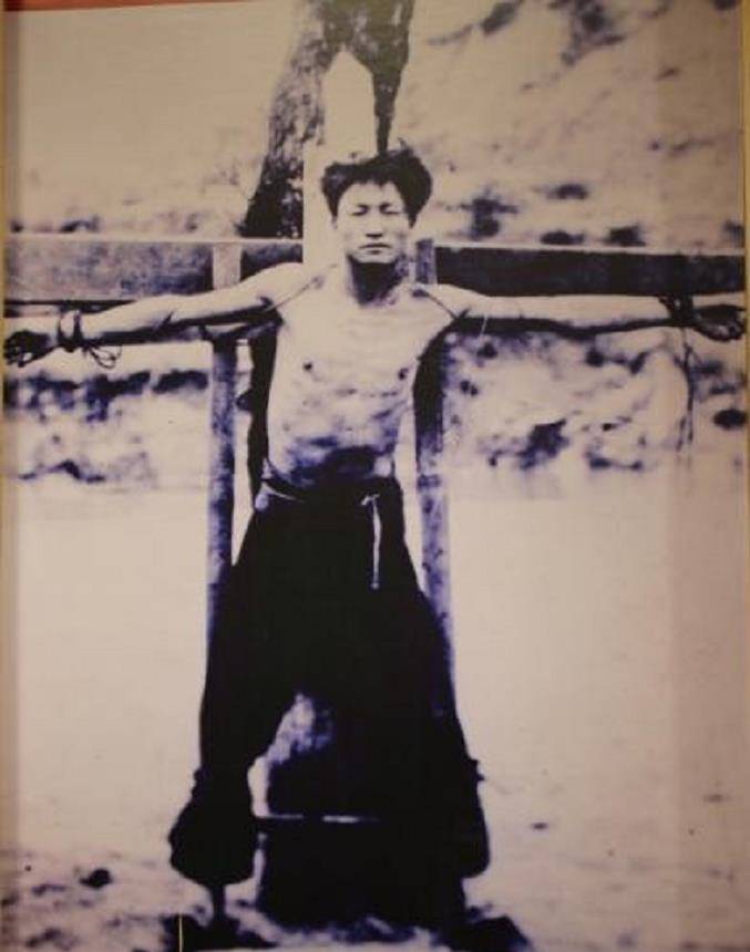 1950年地主家搜出一张遗照,烈士被钉在十字架上,在场人肃然起敬