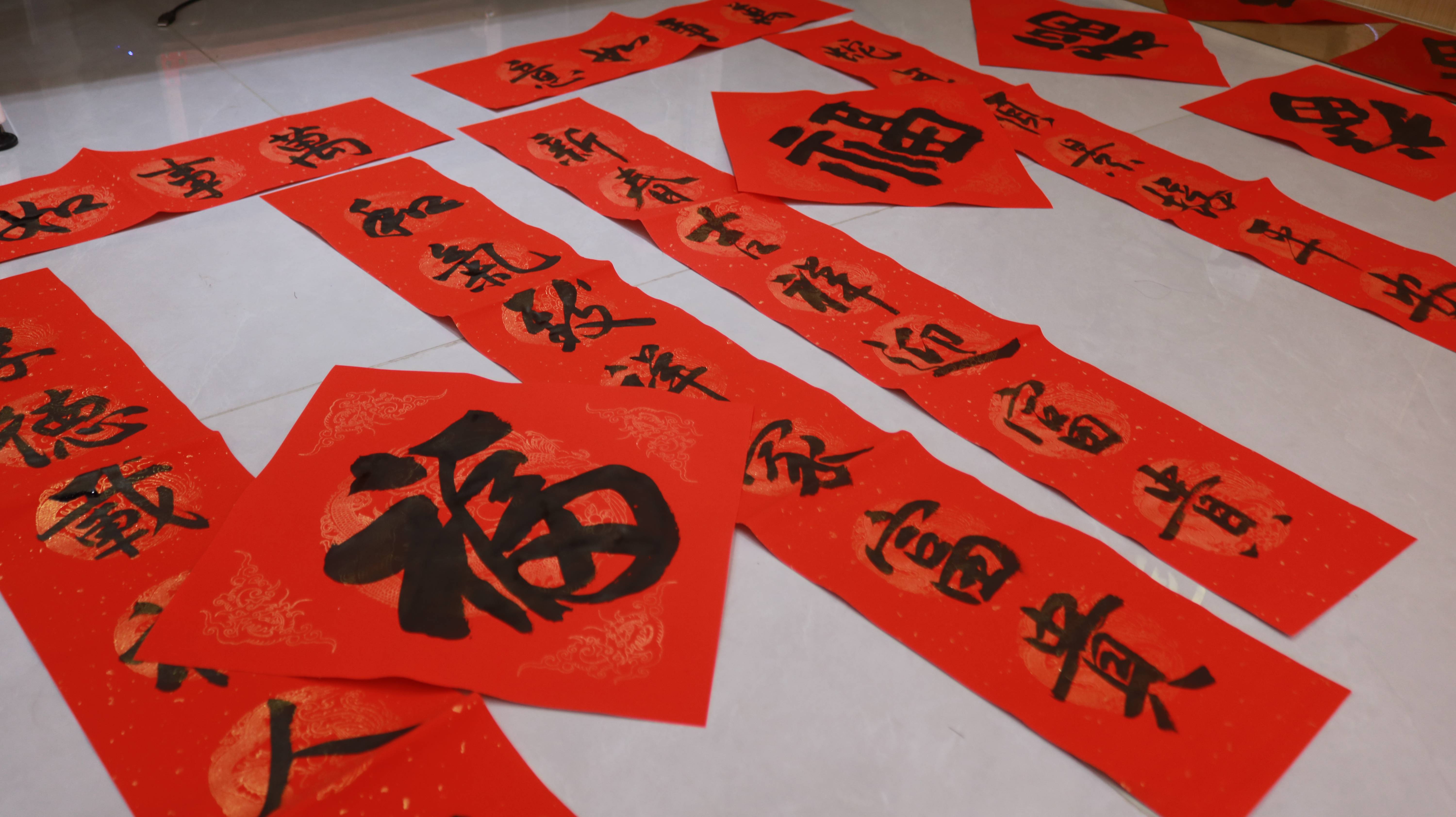 挥毫泼墨写春联迎春送福展年味一一解放中路社区开展春节主题活动