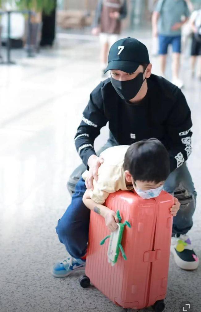 此前,为避免儿子隐私被过度曝光,黄晓明和baby一直谨慎对待儿子照片的