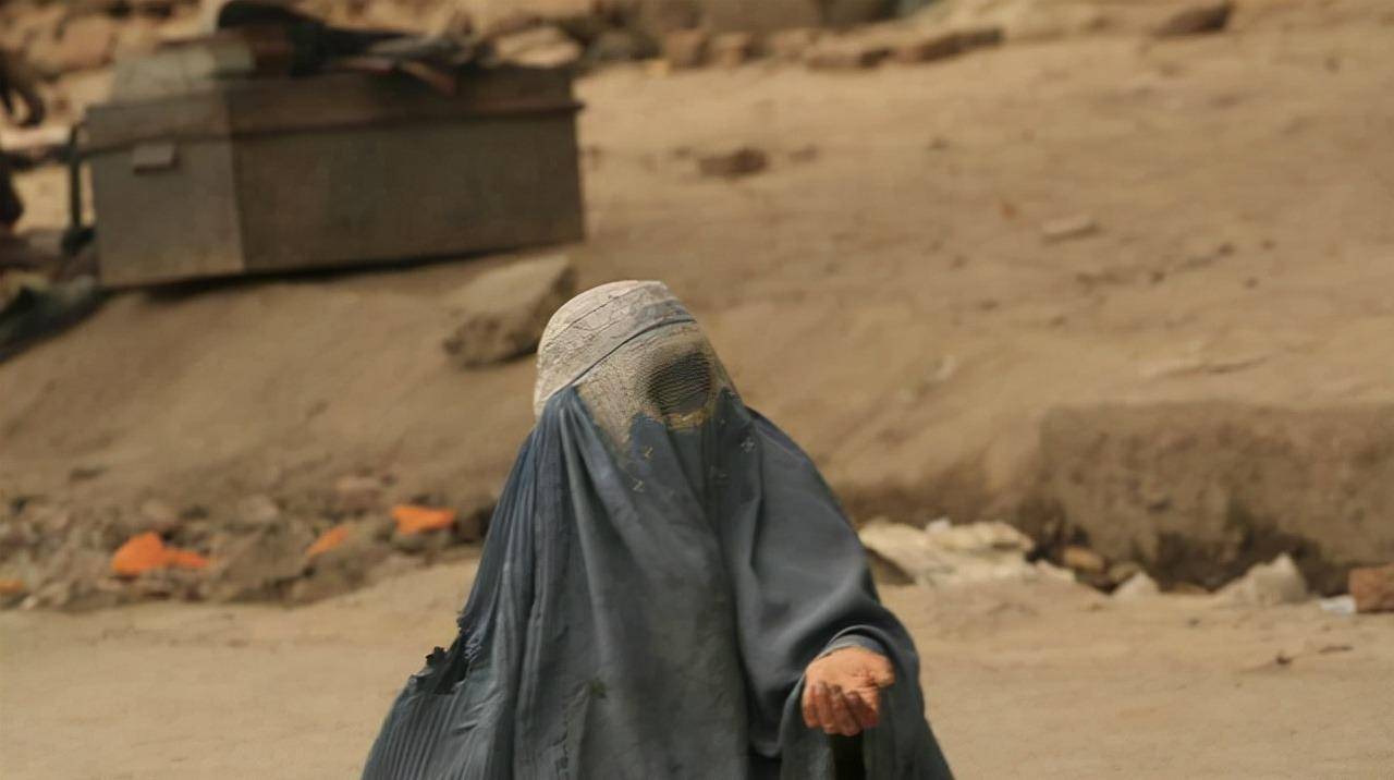 《灿烂千阳》:不反抗不是妥协,深陷肮脏泥潭仍心怀烈日