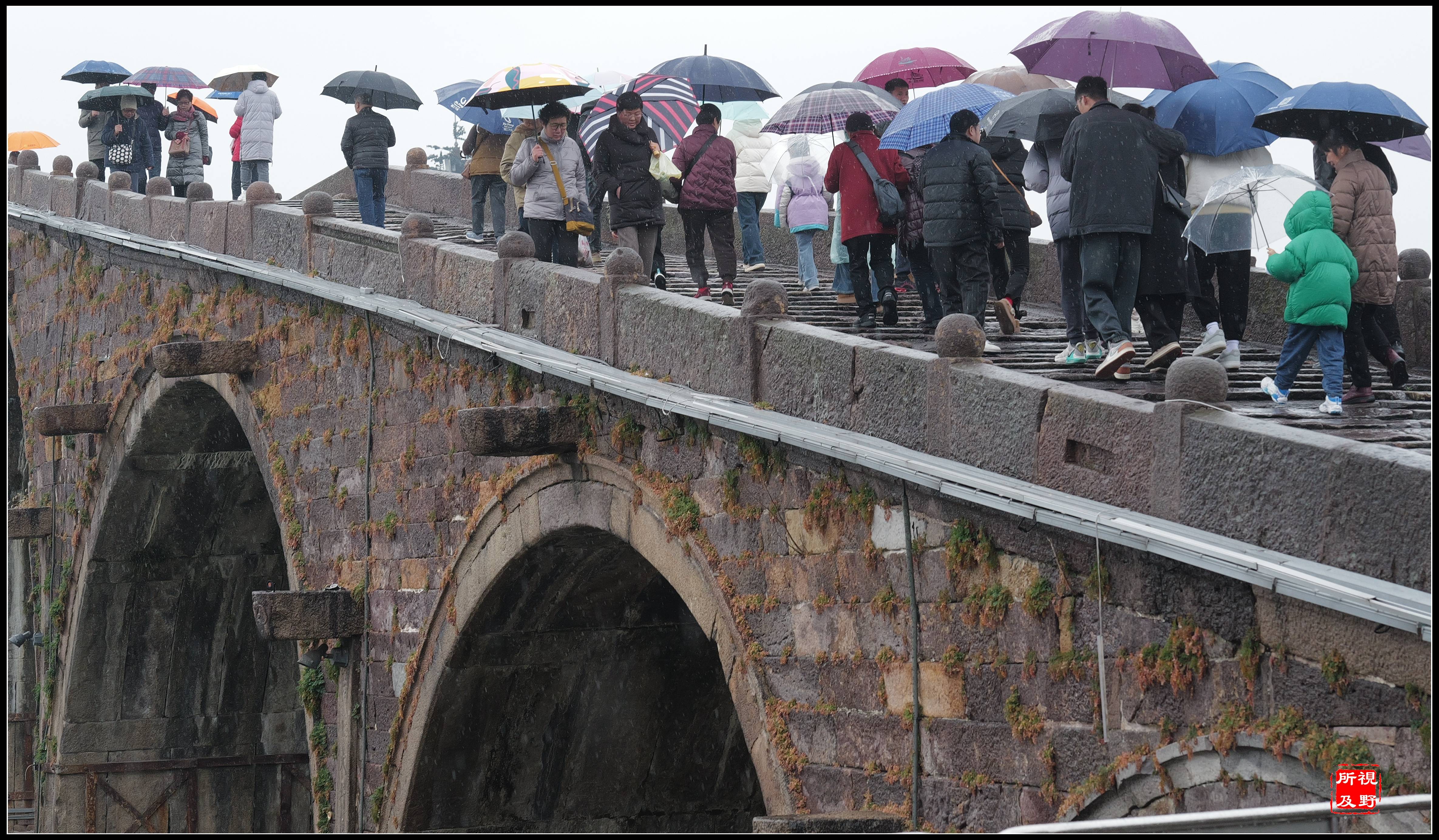 烟雨中塘栖古镇运河上广济古桥