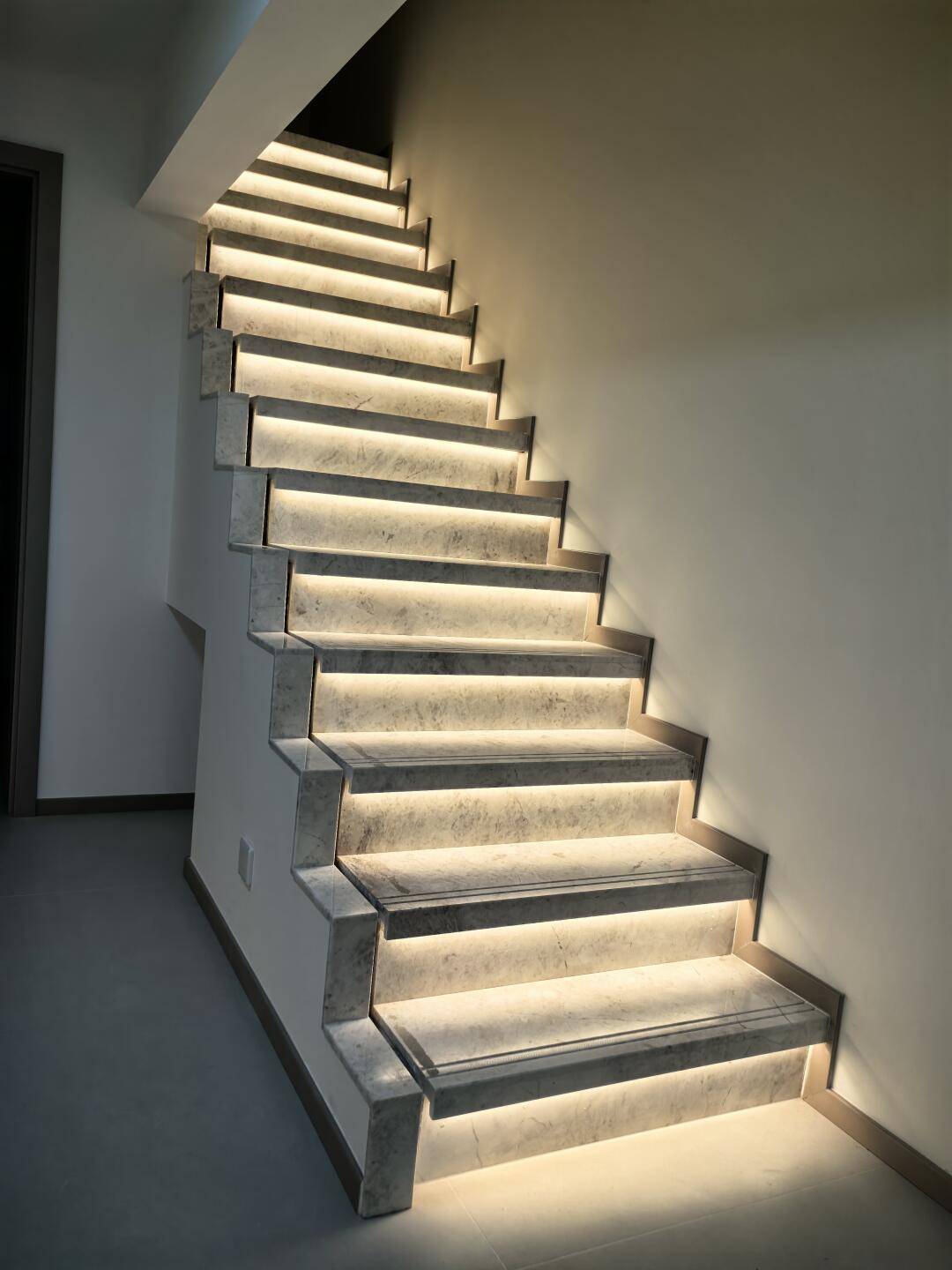 石材楼梯 隐形灯带=氛围天花板!教你打造网红级家居光影