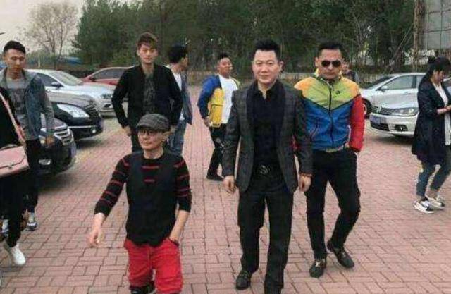 "亚洲赌王"出老千被剁双腿,妻子转身抛弃,醒悟后成职业劝赌人