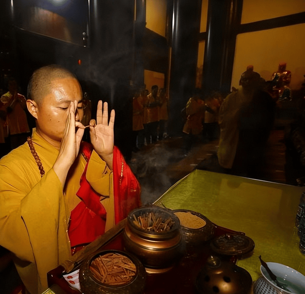 “开光”到底是什么意思?寺庙开过光的东西,真的灵吗?_物品_佛珠_佛像