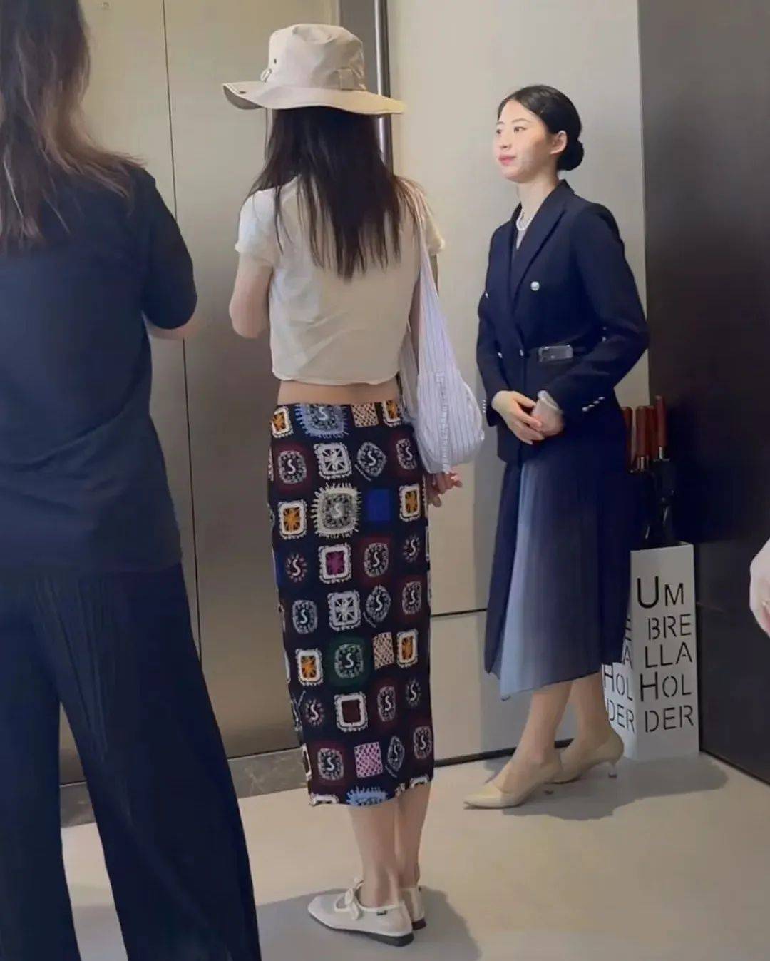 34岁金晨现身三亚看房穿包臀裙身材火辣千万豪宅不敌她这19寸腰