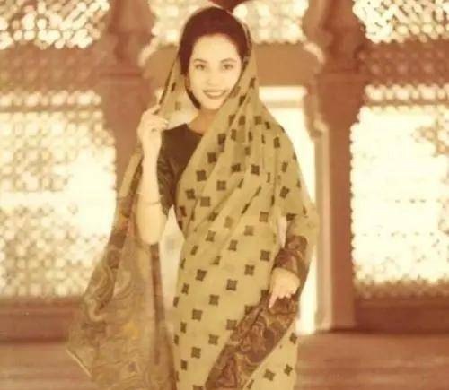 叛逆黛薇夫人:15岁当娼女,22岁当印尼国母,53岁拍摄大尺度写真