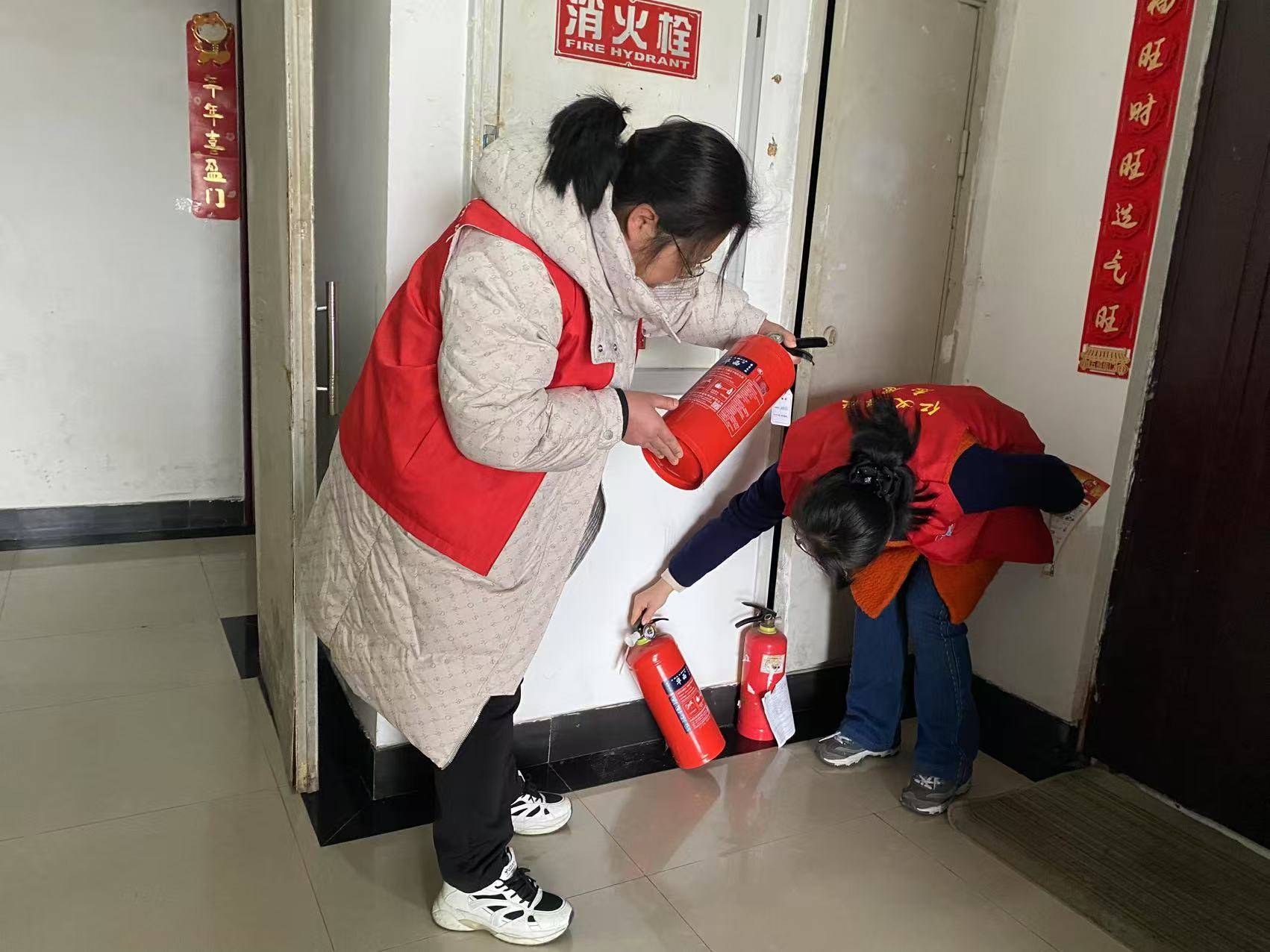 志愿者们在院落中向居民发放了精心制作的消防安全知识宣传单