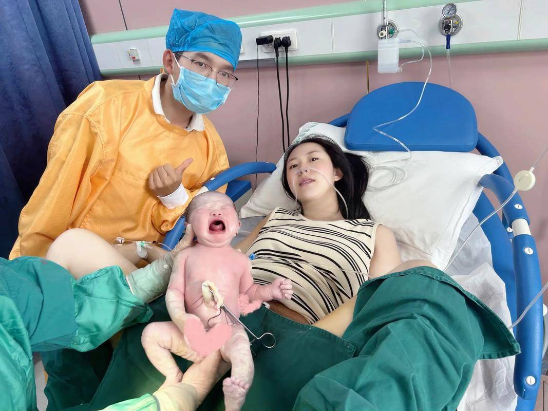 在分娩阶段,保障母婴安全是首要任务,这使得医护人员必须对产妇身体