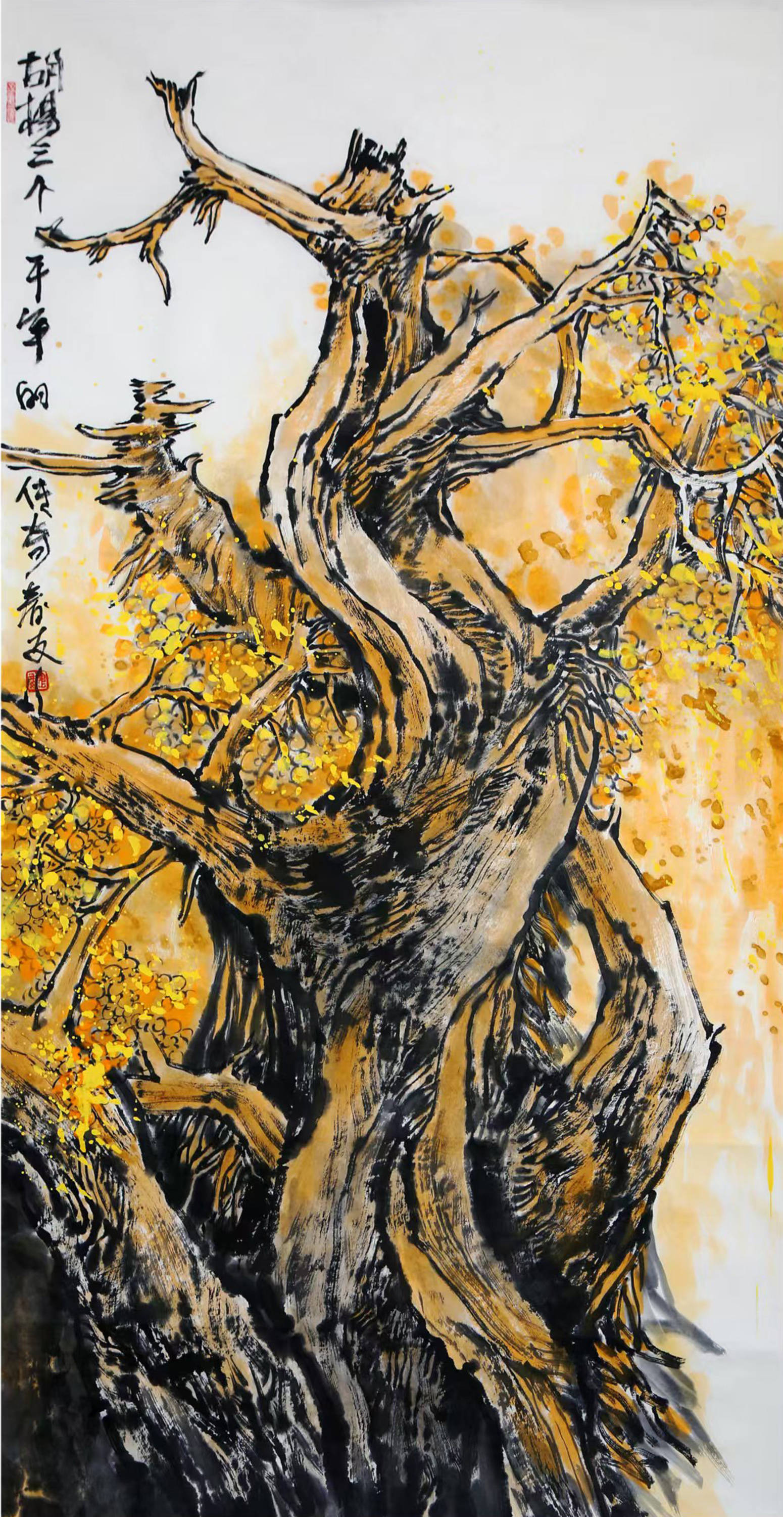 用焦墨见浑厚,这些技法要诀在胡杨系列的创作中忽然有了生命:中锋运笔