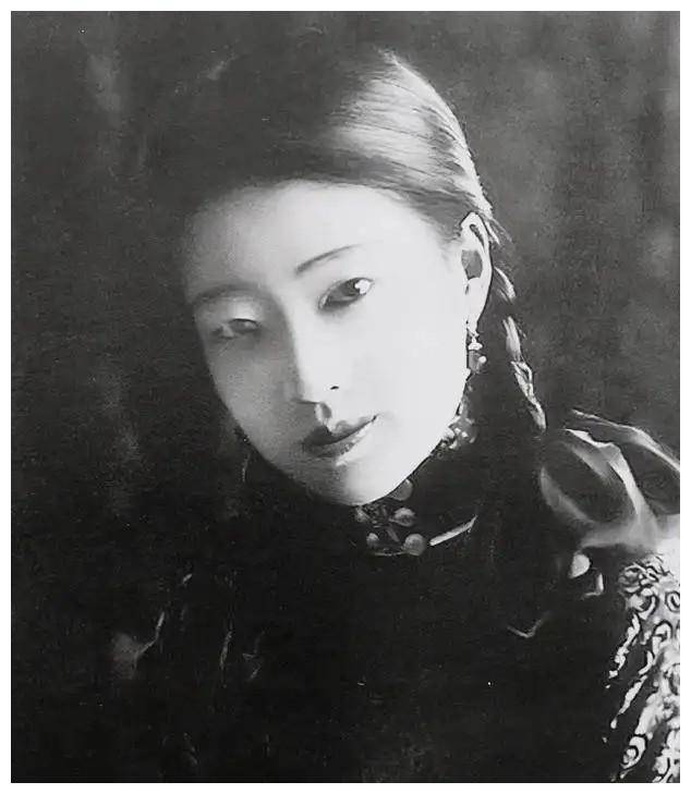 婉容生前最后一个月,是一位小伙照顾的,遗物只有一把象牙烟枪