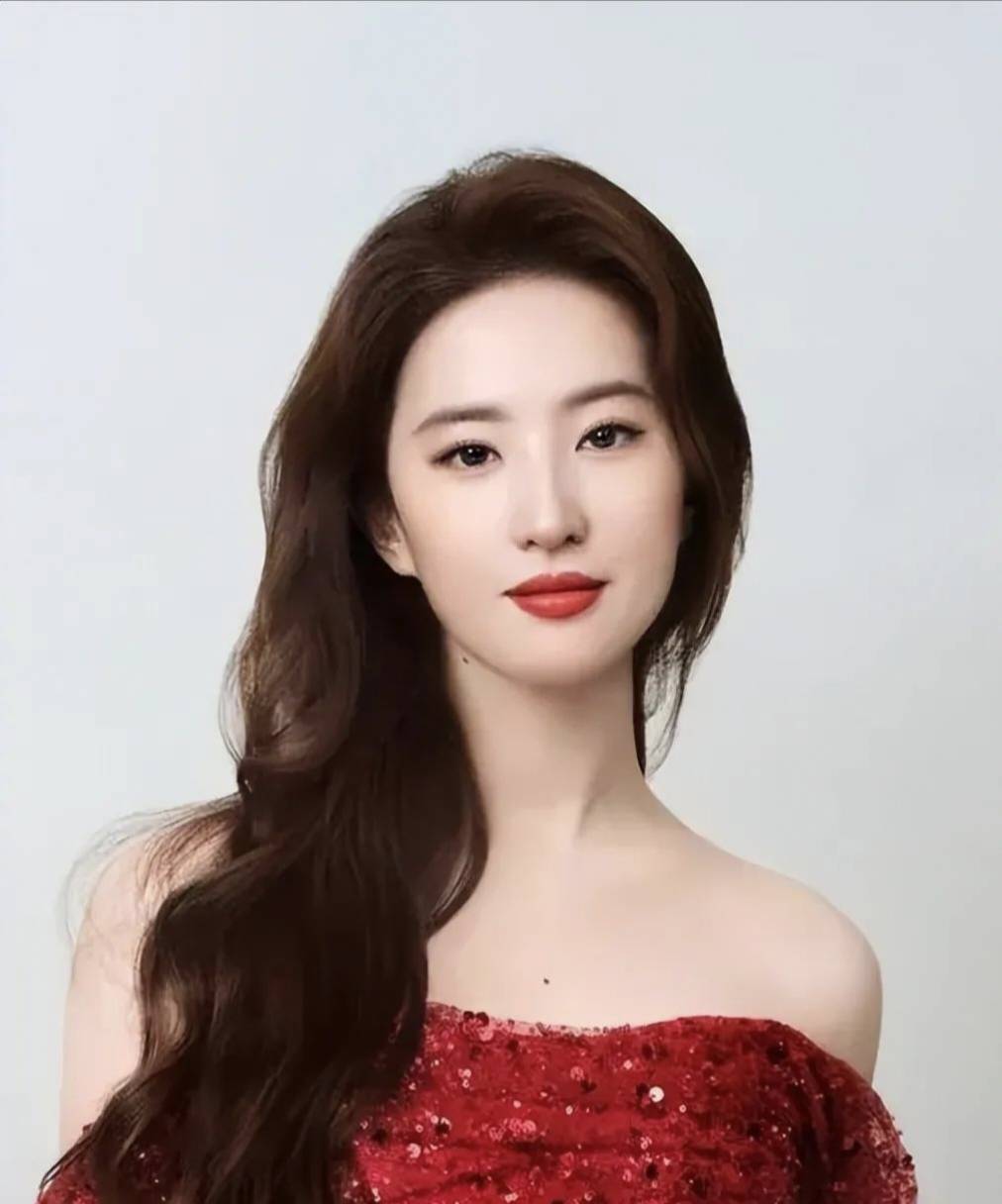 37岁刘亦菲和小姨在武汉合照,仙女气质如出一辙,她家族基因太强大_周雯琼_演艺事业_东湖