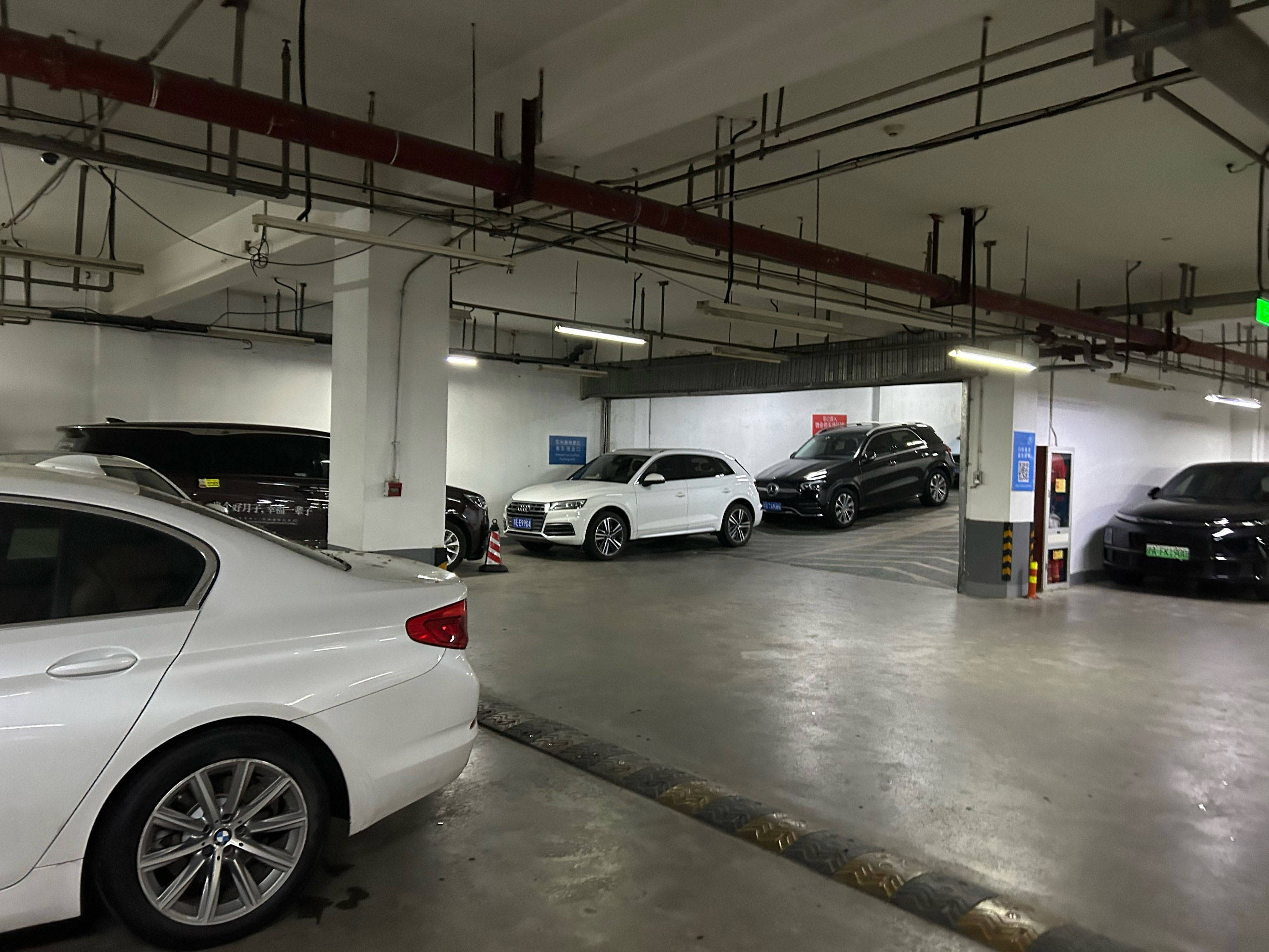 根据《建筑照明设计标准》(gb 50034)调整灯具间距,确保照度≥50lx