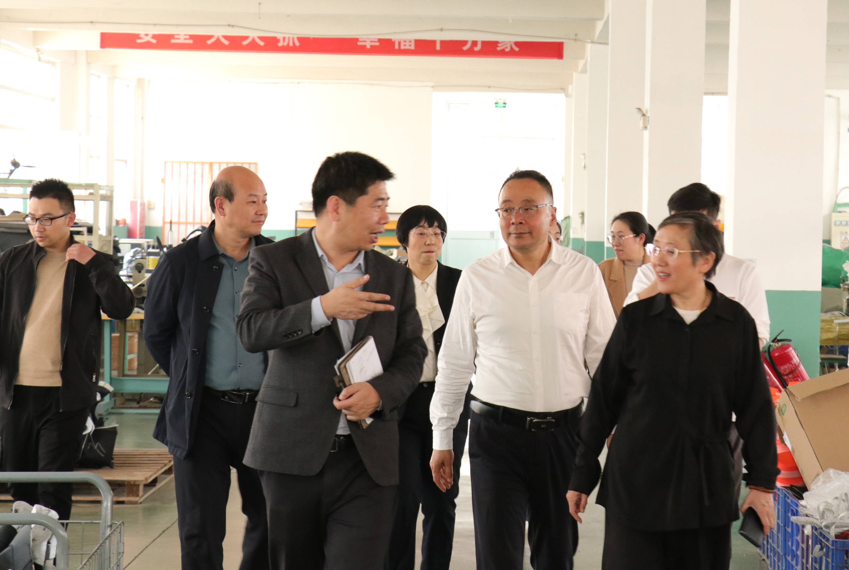 资讯|临沂市商务局党组成员,副局长庄金才一行莅临百华鞋业调研指导