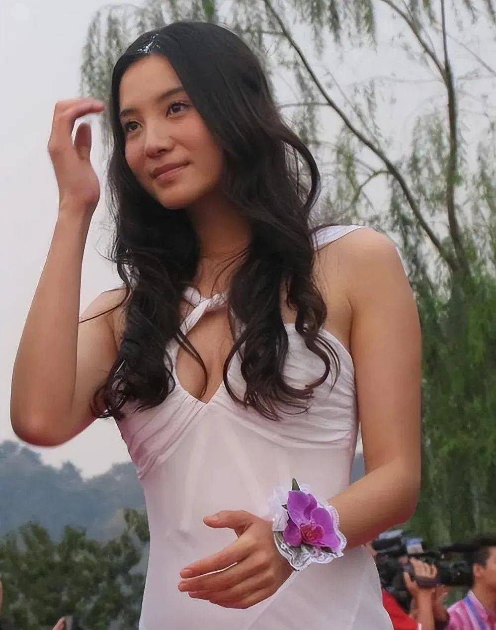 私交混乱陪睡上位,她拍一部戏换一个伴侣,"真浪姐"小宋佳现形记