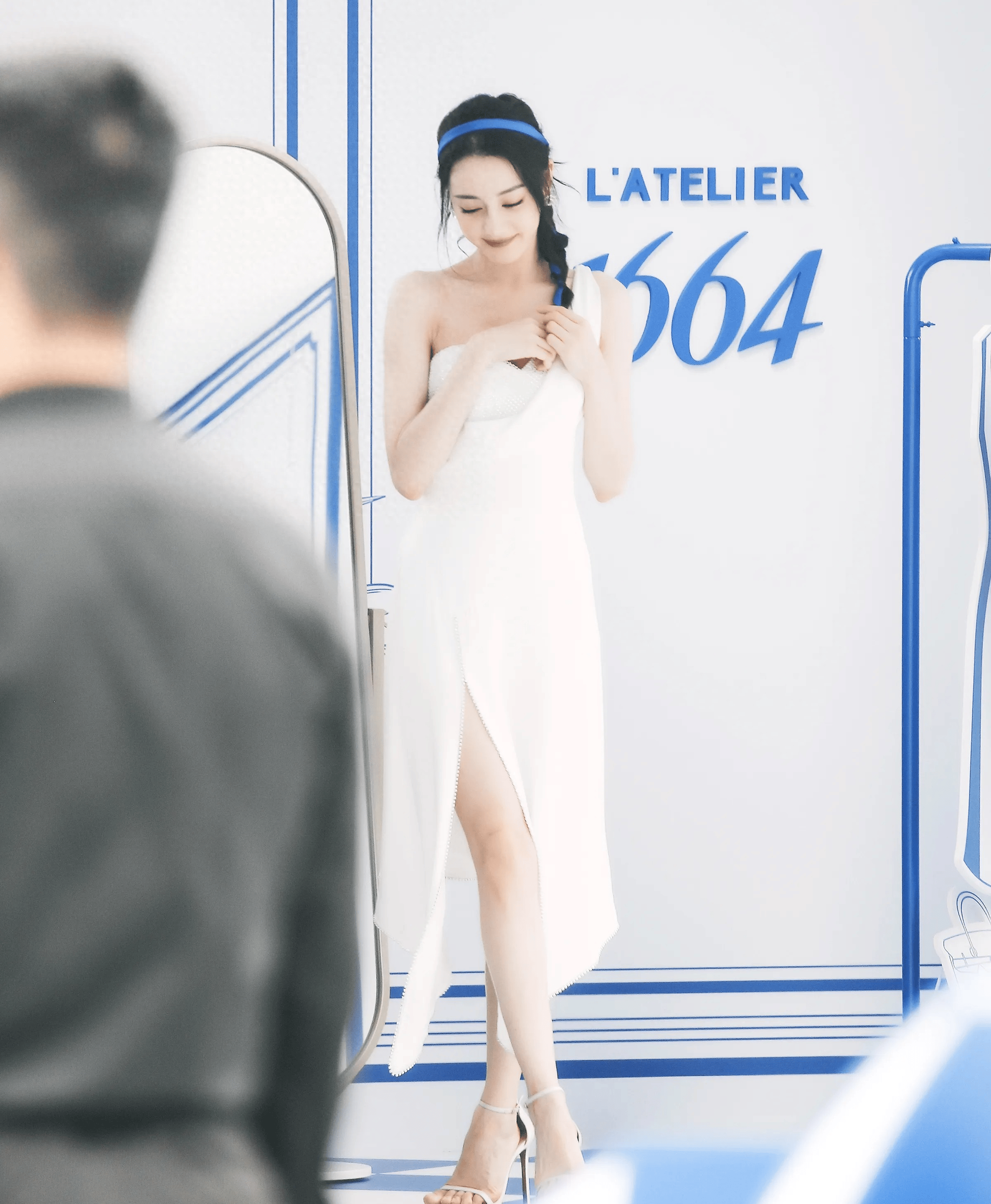 迪丽热巴:白裙造型尽显曼妙,美腿吸睛引热议