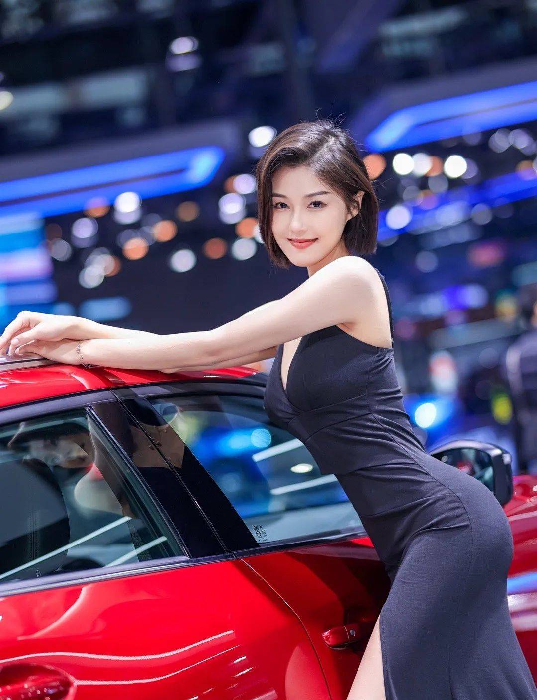 程儿顶级美女车模她前凸后翘好不性感