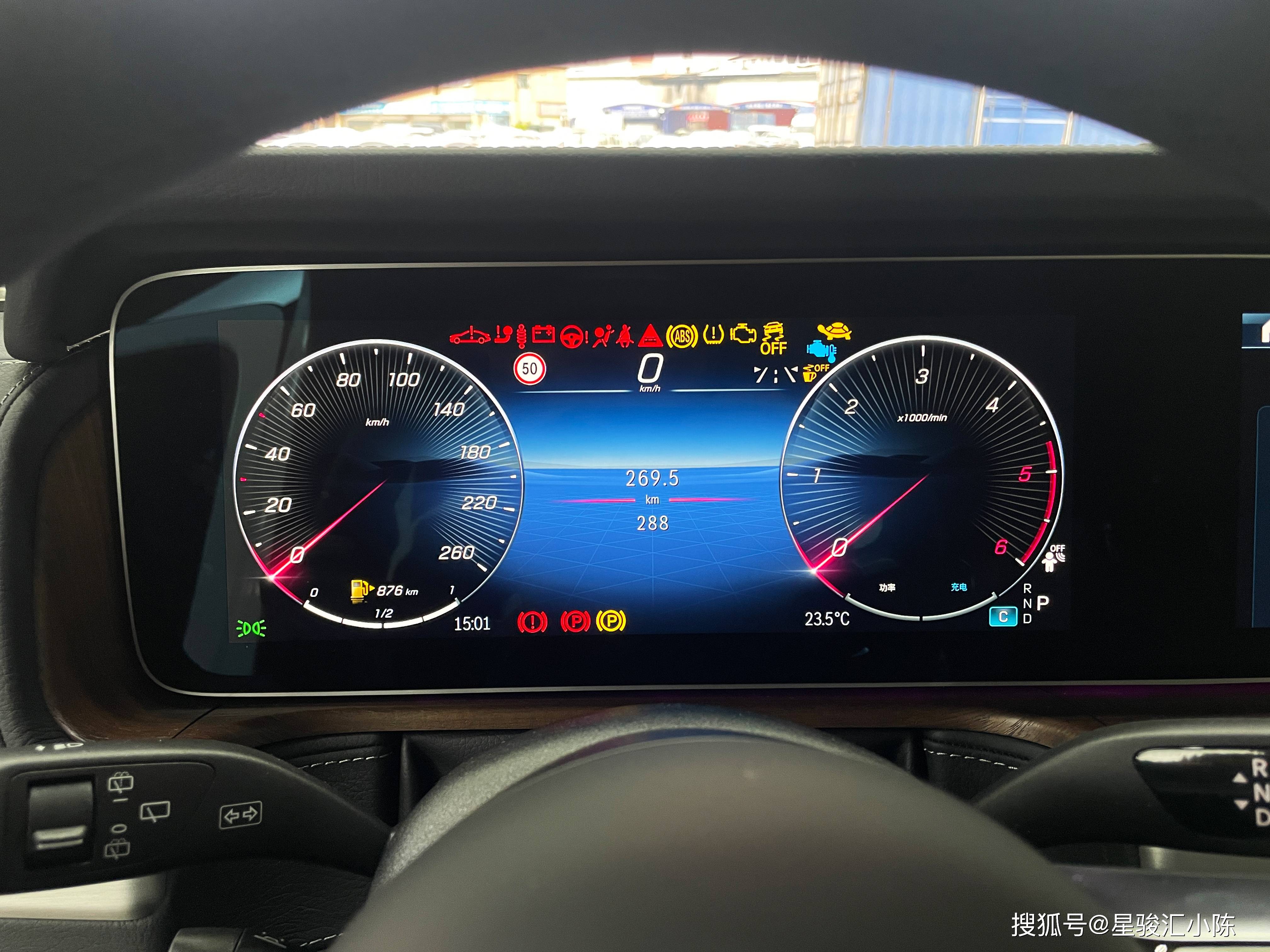 将限速图标显示在仪表屏幕里,驾驶者能轻松了解到道路限速的情况