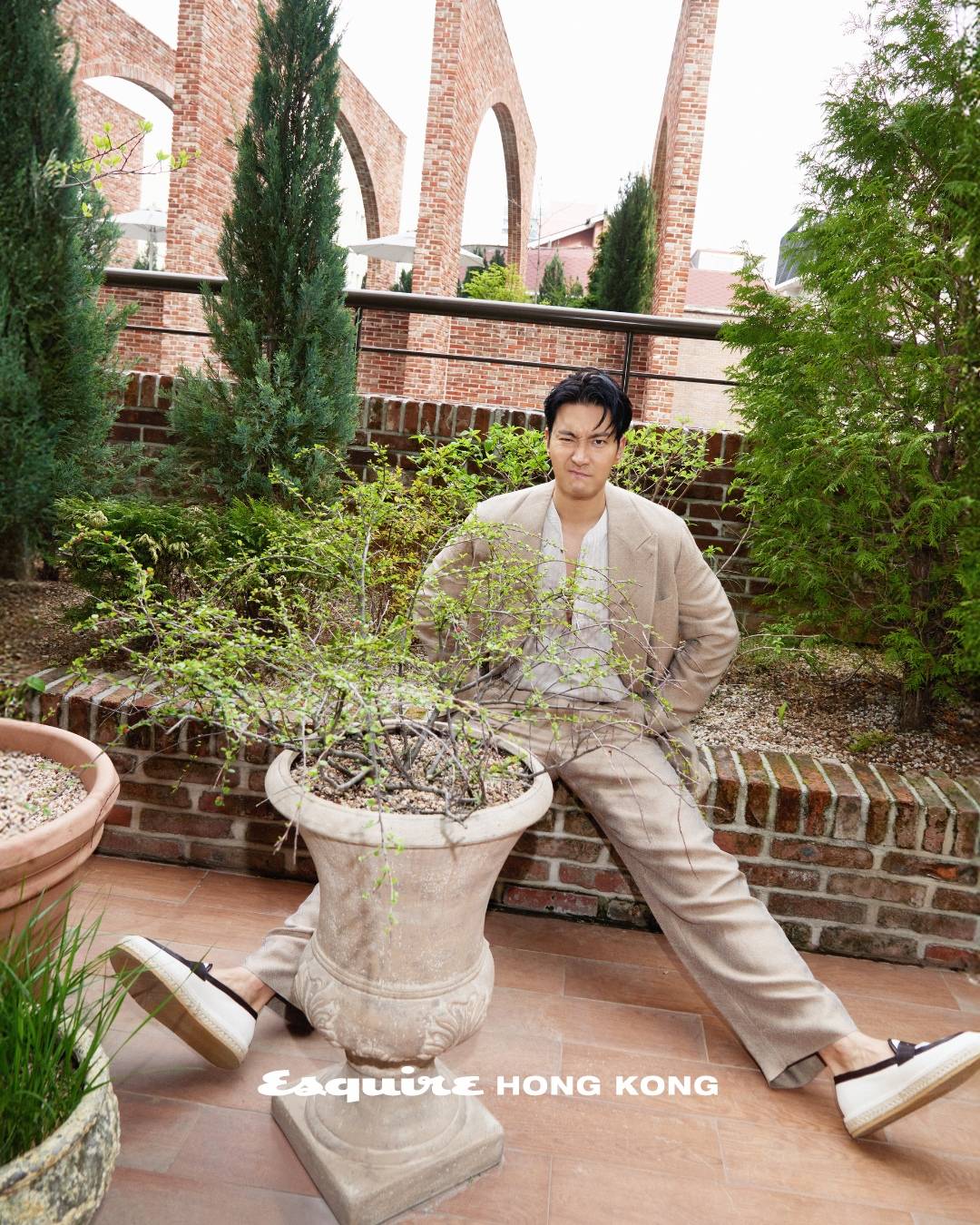 崔始源登上《esquire hong kong》五月刊封面!演绎高品位西装造型!