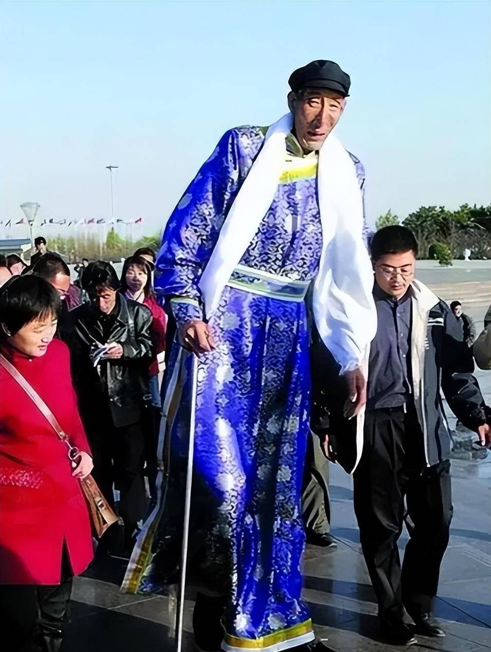 中国第一巨人鲍喜顺:不听医生劝阻执意生子,儿子身高出人意料