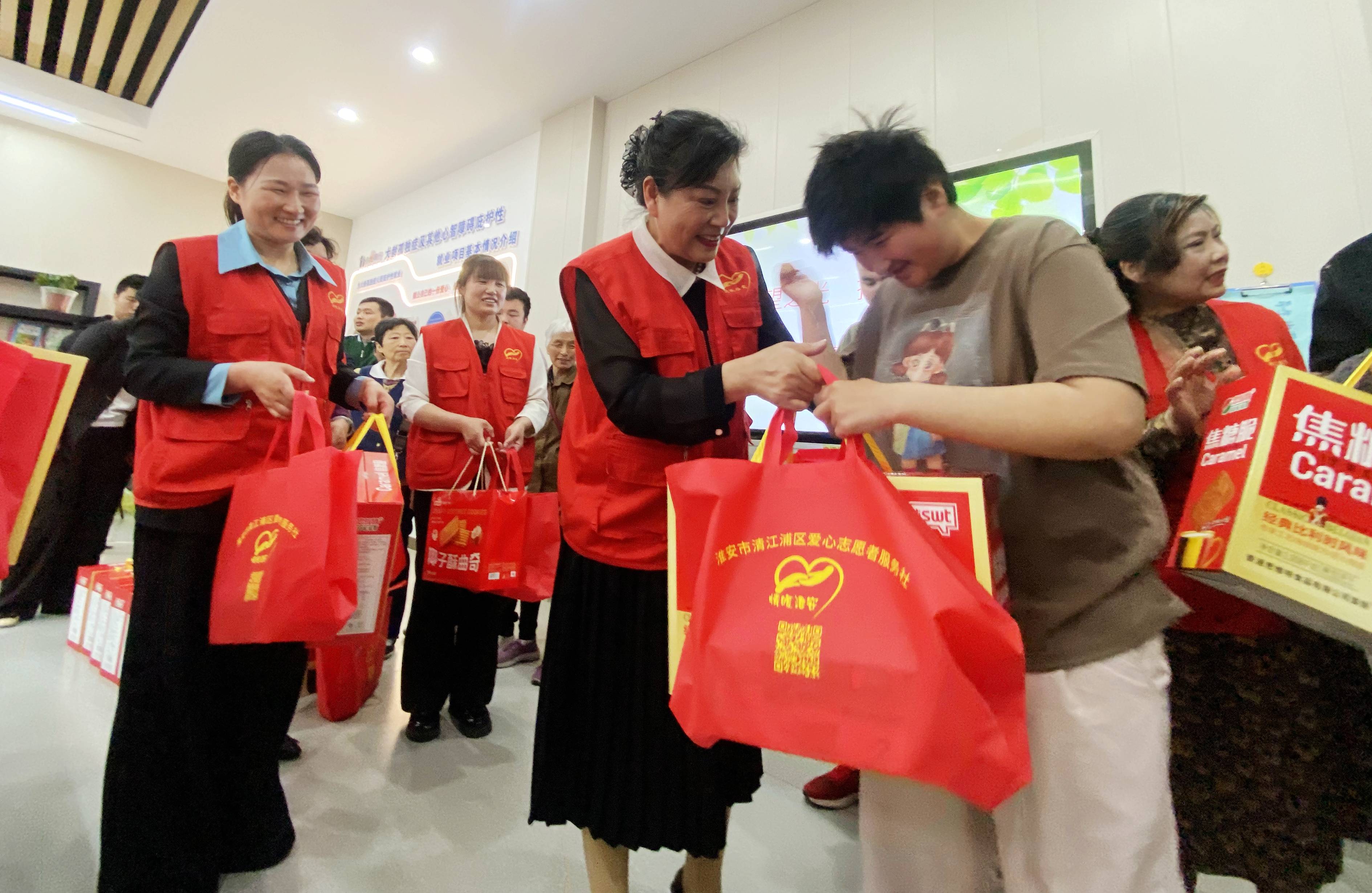 清江浦区爱心志愿者服务社:助残日公益讲座暖人心 为自闭症家庭点亮